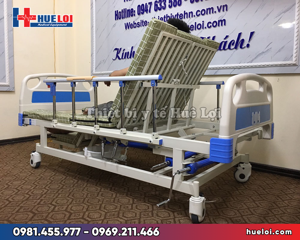 Giường bệnh nhân đầu nhựa đa năng 4 tay quay hạ chân góc nhỏ A01-II